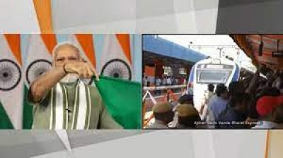 प्रधानमंत्री नरेंद्र मोदी ने अजमेर से दिल्ली छावनी तक राजस्थान की पहली वंदे भारत एक्सप्रेस ट्रेन को वीडियो कॉन्फ्रेंसिंग के जरिए हरी झंडी दिखाकर रवाना किया।