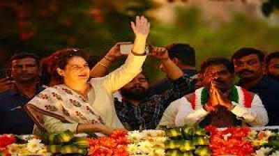 कांग्रेस महासचिव प्रियंका गांधी वाड्रा ने आगामी विधानसभा चुनाव के मद्देनजर बेंगलुरु के विजयनगर में रोड शो किया।