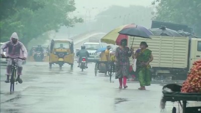 ओडिशा भद्रक ज़िले के धामरा में तेज हवाओं के साथ भारी बारिश हो रही है।