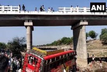 मध्य प्रदेश: खरगोन में एक बस के पुल से गिर जाने से 15 लोगों की मृत्यु हो गई और 25 लोग घायल हुए हैं। बचाव अभियान जारी है: धर्मवीर सिंह, SP खरगोन