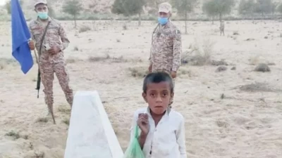 बीएसएफ ने गलती से सीमा पर पहुंचे तीन साल के पाकिस्तानी बच्चे को लौटाया