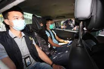 हांगकांग में विमान चालक दल के दो पूर्व सदस्य कोविड-19 नियमों की अवहेलना के आरोप में गिरफ्तार
