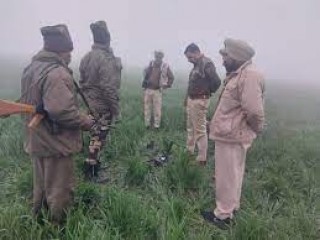 बीएसएफ ने पंजाब सीमा पर पाकिस्तानी ड्रोन से गिराए गए हथियार, मादक पदार्थ बरामद किए
