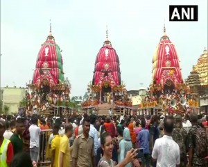 ओडिशा के राज्यपाल, मुख्यमंत्री ने श्रद्धालुओं के साथ भगवान जगन्नाथ के रथ को खींचा