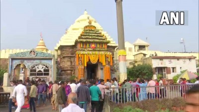 ओडिशा: नए साल के अवसर पर श्रद्धालु पुरी के जगन्नाथ मंदिर में दर्शन करने के लिए पहुंचे।