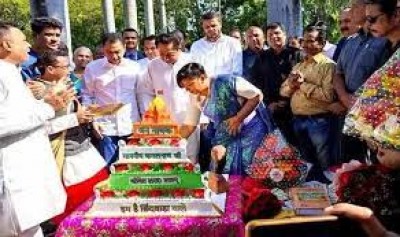 मप्र: कमलनाथ के जन्मदिन समारोह में मंदिर के आकार का केक काटने पर विवाद