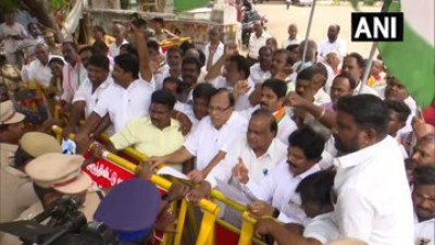 तमिलनाडु: कांग्रेस कार्यकर्ताओं ने चेन्नई में सत्यमूर्ति भवन मुख्यालय पर विरोध प्रदर्शन किया।