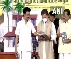 राहुल गांधी ने तमिलनाडु के मुख्यमंत्री स्टालिन की आत्मकथा का विमोचन किया