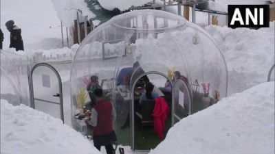 जम्मू-कश्मीर: श्रीनगर में बर्फ से ढके गुलमर्ग में एक होटल में कांच का इग्लू पर्यटकों के आकर्षण का केंद्र बना हुआ है।