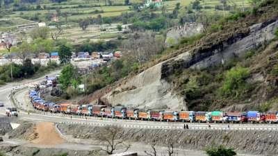 जम्मू-श्रीनगर राष्ट्रीय राजमार्ग यातायात के लिए लगातार चौथे दिन बंद
