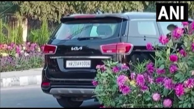 हरियाणा: गुरुग्राम में होने वाली G20 बैठक से पहले हो रहे सौंदर्यीकरण के चलते 2 लोग फूल के गमले चोरी करते नज़र आए। वीडियो वायरल