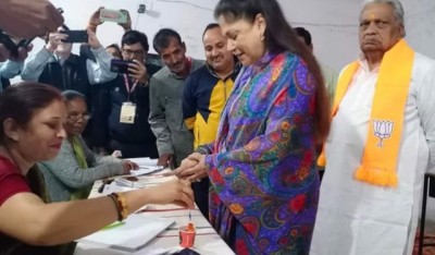 मप्र विस चुनावः खेल मंत्री यशोधरा राजे सिंधिया ने किया मतदान, मतदाताओं से की वोटिंग की अपील