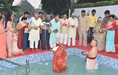 मुख्यमंत्री नीतीश कुमार ने परिवार संग मनाया छठ पर्व, उदयमान सूर्य को दिया अर्घ्य