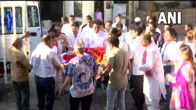 मुंबई: एक्ट्रेस तुनिषा शर्मा के पार्थिव शरीर को अंतिम संस्कार के लिए श्मशान घाट लाया गया।