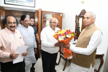गुजरात के मुख्यमंत्री भूपेंद्र पटेल ने राज्यपाल आचार्य देवव्रत को अपनी सरकार का इस्तीफा सौंपा।