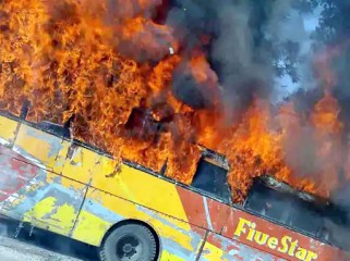 फरीदाबाद : वेल्डिंग के दौरान डबल डेकर बस में लगी आग