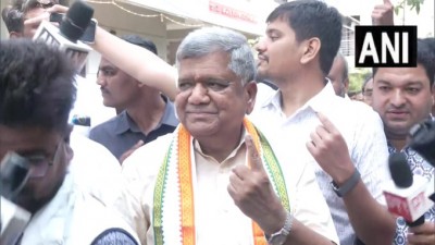 हुबली-धारवाड़: कर्नाटक विधानसभा चुनाव 2023 के मतदान जारी हैं। कर्नाटक के पूर्व मुख्यमंत्री और कांग्रेस नेता जगदीश शेट्टार ने वोट डाला।