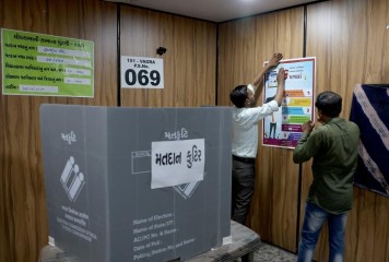 ग्यारह राज्यों की 93 सीटों पर आम चुनाव के तीसरे चरण के लिए मतदान शुरू