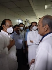 महाराष्ट्र: उद्धव ठाकरे, आदित्य ठाकरे और NCP नेता अजीत पवार ने एमजीएम कमोठे अस्पताल पहुंचकर