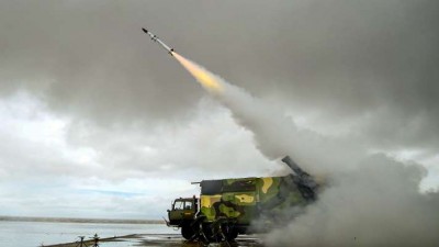 भारत ने सतह से हवा में मार करने वाली नई पीढ़ी की आकाश मिसाइल का परीक्षण किया