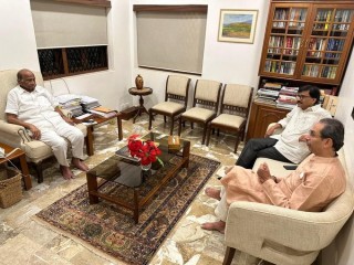 महाराष्ट्र के पूर्व मुख्यमंत्री उद्धव ठाकरे ने एनसीपी प्रमुख शरद पवार से मुंबई में उनके आवास पर मुलाकात की।