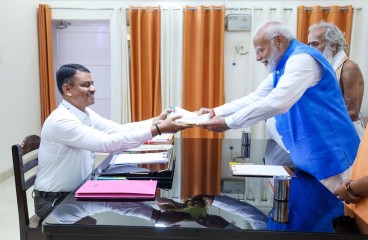 प्रधानमंत्री मोदी ने नामांकन दाखिल करने के बाद काशी की जनता का आभार जताया