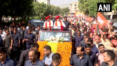 केंद्रीय गृह मंत्री अमित शाह और मुख्यमंत्री भूपेंद्र पटेल ने अहमदाबाद के प्रभात चौक में रोड शो किया।