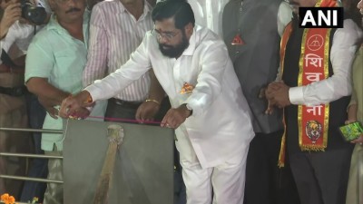 मुंबई: महाराष्ट्र के मुख्यमंत्री एकनाथ शिंदे ने शिवसेना सुप्रीमो बालासाहेब ठाकरे स्मारक पर उन्हें पुष्पांजलि अर्पित की।