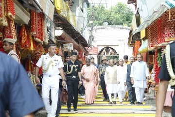 राष्ट्रपति द्रौपदी मुर्मू ने गुवाहाटी के कामाख्या मंदिर में पूजा-अर्चना की।