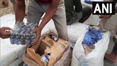 असम: पुलिस ने गुरुवार को करीमगंज ज़िले में एक ट्रक से खांसी की दवाई की 3000 बोतलें जब्त कीं।