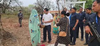 उमरिया में राहुल गांधी ने महिलाओं के साथ जंगल में बीना महुआ, चखा स्वाद
