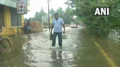 चेन्नई में भारी बारिश की वजह से कई जगह जलभराव हुआ, लोगों के घरों तक में पानी भर गया