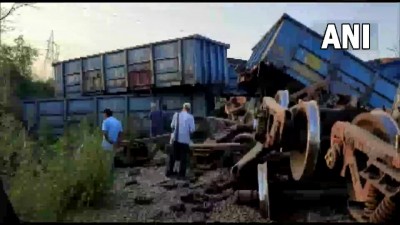 पंजाब रूपनगर में बीती रात मालगाड़ी के 16 डिब्बे पटरी से उतर गई।