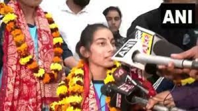जम्मू-कश्मीर: 16 वर्षीय तीरंदाज शीतल देवी जम्मू में अपने घर पहुंचीं। इस दौरान उसका स्वागत किया गया।