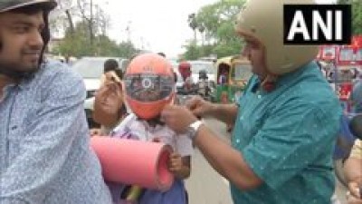 बिहार: दोस्त की सड़क दुर्घटना में मौत हो जाने के बाद सड़कों पर बिना हेलमेट के चल रहे दोपहिया वाहन चालकों को पटना में एक व्यक्ति हेलमेट बांटता है।