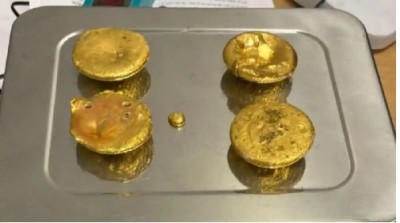 जयपुर एयरपोर्ट पर मौजे के नीचे पैंसठ लाख रुपये का सोना छुपा कर ला रहा यात्री गिरफ्तार