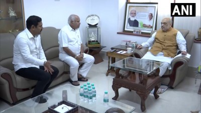 केंद्रीय गृह मंत्री अमित शाह ने कर्नाटक के पूर्व मुख्यमंत्री और भाजपा नेता बी.एस. येदियुरप्पा से बेंगलुरु में उनके आवास पर मुलाकात की।