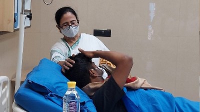 भाजपा के आंदोलन में घायल हुए पुलिसकर्मी से मिलने अस्पताल पहुंचीं ममता बनर्जी