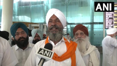 कांस्य पदक जीतने वाले लवप्रीत सिंह के परिवारजनों ने अमृतसर एयरपोर्ट के बाहर उनके आगमन से पहले ढोल-नगाड़ों पर नांच गाना