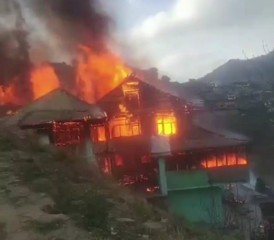 शिमला के रोहड़ू में 35 कमरों का मकान जलकर राख, सात परिवार बेघर