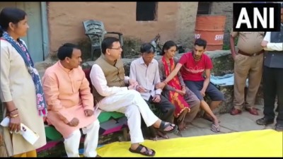 मुख्यमंत्री पुष्कर सिंह धामी ने पौड़ी ज़िले के डोभ श्रीकोट गांव में अंकिता भंडारी के माता-पिता से उनके आवास पर मुलाकात की।