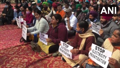 चंडीगढ़ विद्युत विभाग के कर्मचारियों ने विभाग के निजीकरण के मुद्दे पर UT प्रशासन के फैसले के ख़िलाफ तीन दिवसीय हड़ताल