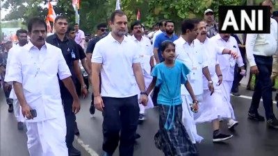 राहुल गांधी ने पार्टी की भारत जोड़ो यात्रा के सातवें दिन की शुरुआत तिरुवनंतपुरम में स्थित वेल्लायनी जंक्शन से की।