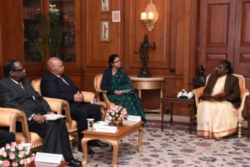 भारत, जिम्बाब्वे को द्विपक्षीय संबंध बढ़ाने के लिए और प्रयास करने चाहिए : मुर्मू