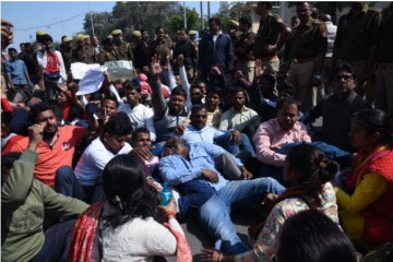 भाजपा प्रदेश कार्यालय पर 69000 शिक्षक भर्ती के अभ्यर्थियों ने किया प्रदर्शन