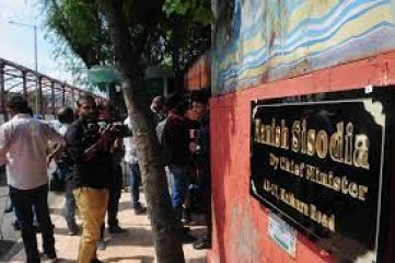 सिसोदिया के घर पर सीबीआई की छापेमारी के बाद दिल्ली सरकार ने 12 आईएएस अधिकारियों का तबादला किया