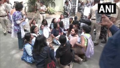 दिल्ली विश्वविद्यालय के IP कॉलेज में फेस्ट के दौरान कॉलेज की छात्राओं के साथ छेड़छाड़ करने को लेकर छात्राओं ने कॉलेज के बाहर विरोध प्रदर्शन