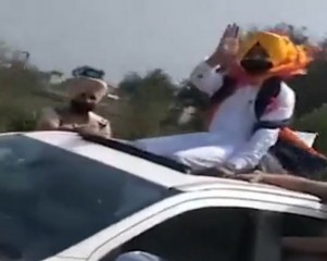 कार की ‘सनरूफ’ पर बैठकर पंजाब के परिवहन मंत्री के यात्रा करने का वीडियो सामने आने पर विवाद छिड़ा
