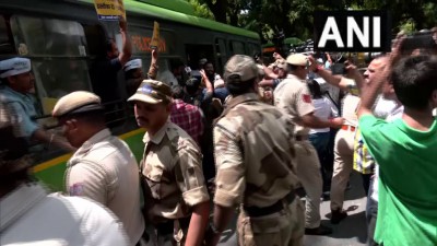 आदमी पार्टी के कार्यकर्ताओं ने राजस्थान के जालोर में हुई घटना के खिलाफ कांग्रेस कार्यालय के बाहर प्रदर्शन