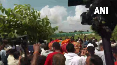 हिसार में बीजेपी नेता और कंटेंट क्रिएटर सोनाली फोगाट के पार्थिव शरीर को अंतिम संस्कार